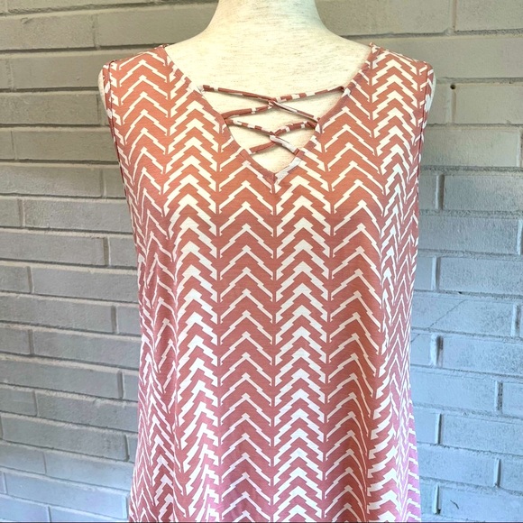 NWT🌸Printed Sleeveless Blouse - Picture 7 of 9